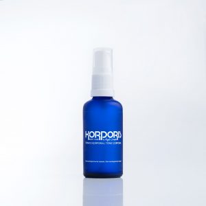 Korporis Body Care® by Àngels Campà Korporis body care by Àngels Campà® es un tónico corporal 100% natural, certificado Bio y Vegano por ACENE, creado con una sinergia de aceites esenciales ecológicos de Gaultheria procumbens, Origanum majorana, Rosmarinus officinalis, Copaifera officinalis, Juniperus communis, Zingiber officinalis, Eucalyptus globulus, Laurus nobilis y Cymbopogon citratus.